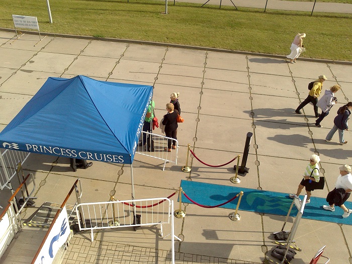 Выход с лайнера в порт города Риги