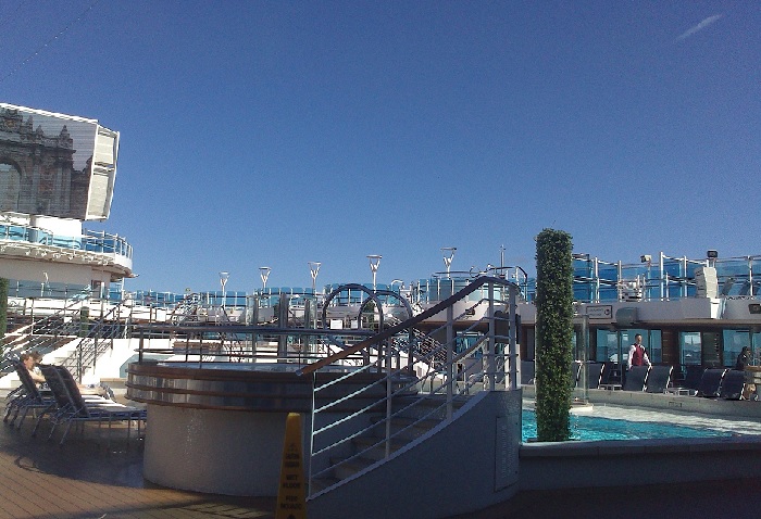 Джакузи около центрального бассейна