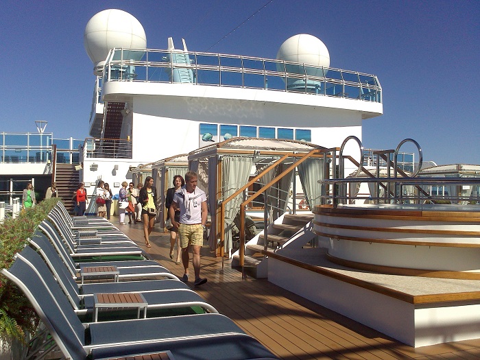 Лежаки и джакузи в Sanctuary