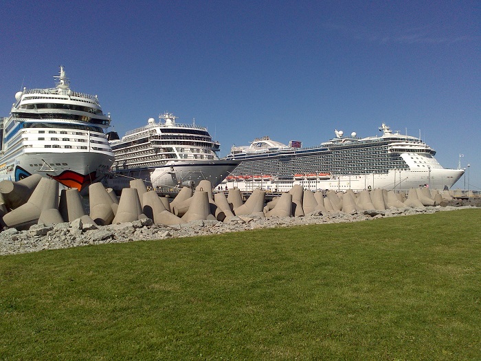 Три корабля в порту Таллина. Regal Princess - самый большой из них