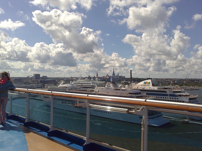 С борта корабля Таллин выглядит настолько непривычно, что даже местные жители фотографируются на его фоне