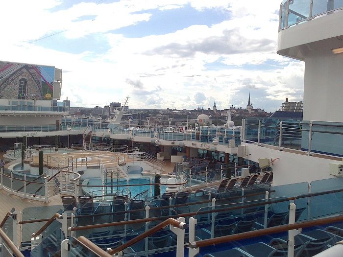 Центральный бассейн лайнера Regal Princess на фоне панорамы Таллина