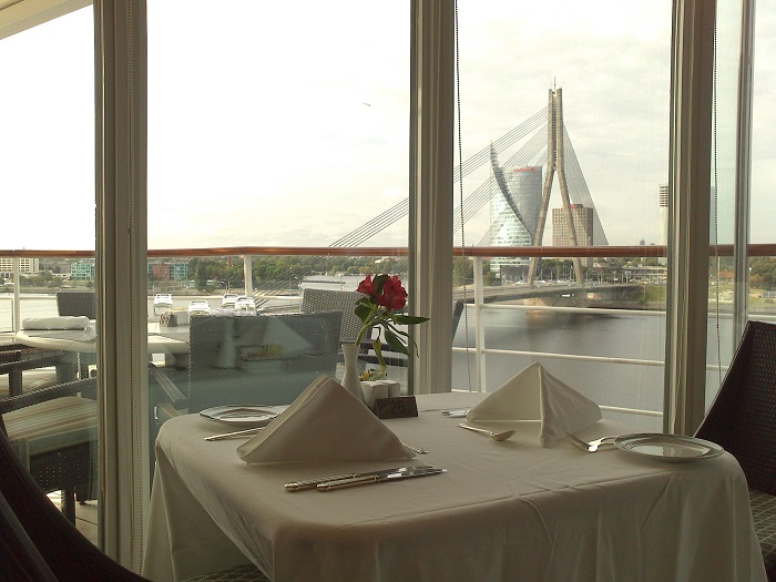 Ресторан La Veranda. Завтрак на лайнере Seven Seas Voyager в центре города.