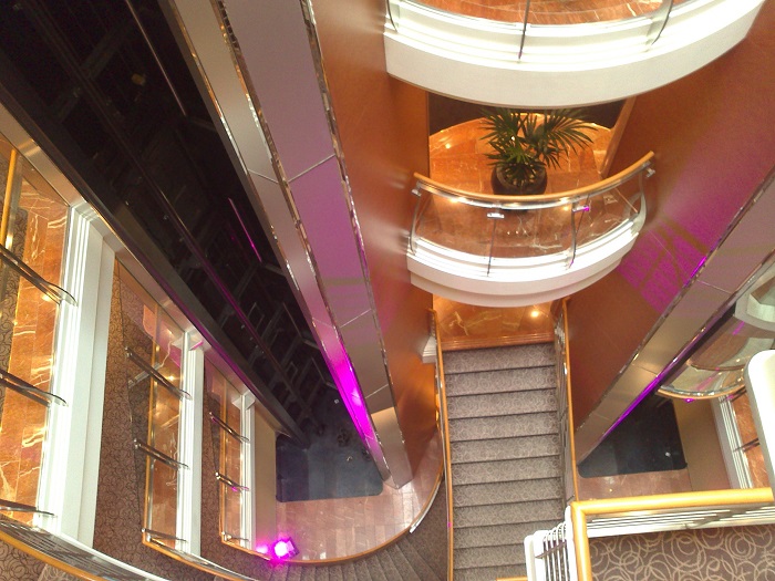 Атриум на лайнере Seven Seas Voyager 6*.