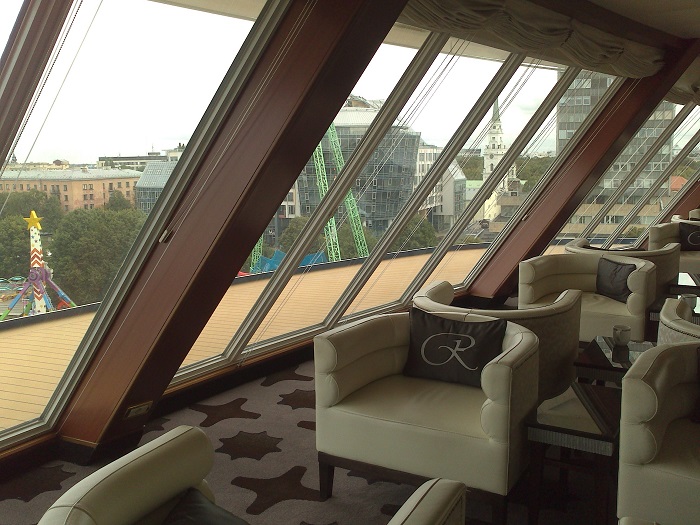 Observation Lounge находится прямо на носу лайнера.