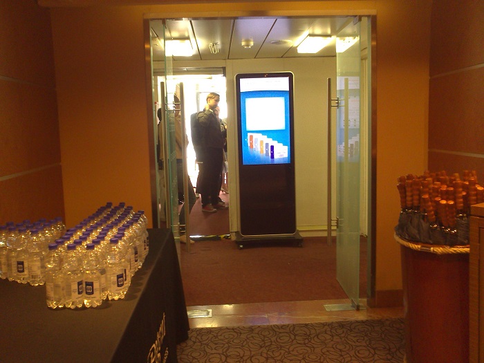 Регистрируемся на лайнер. Вода и зонтики - для удобства выходящих в город пассажиров.