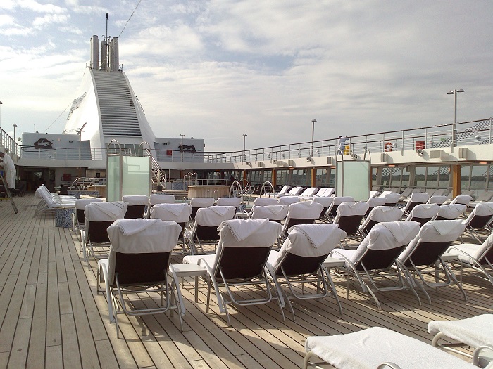 Все лежаки - с матрасами и в белых махровых чехлах. Всё для удобства пассажиров.