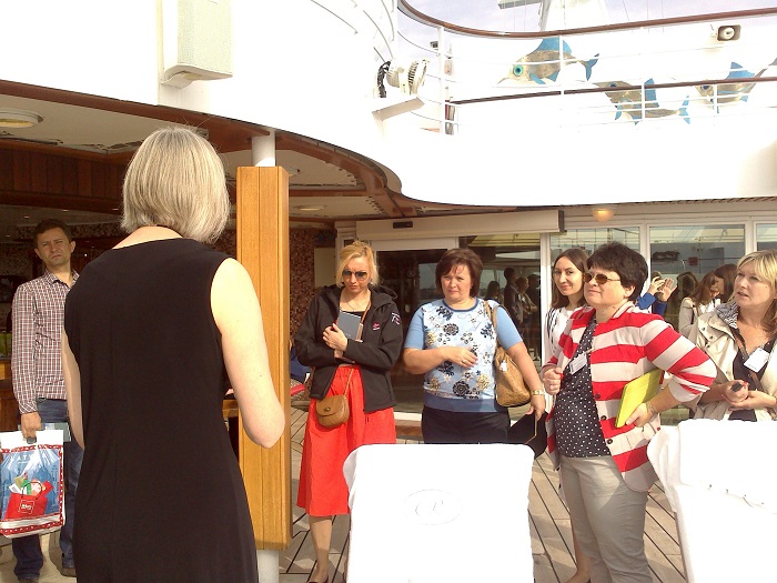 Наша группа слушает представителя лайнера.