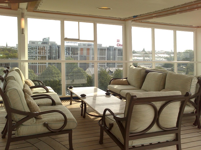 Мягкие и комфортные кресла на лайнере класса ЛЮКС - даже на открытой палубе.