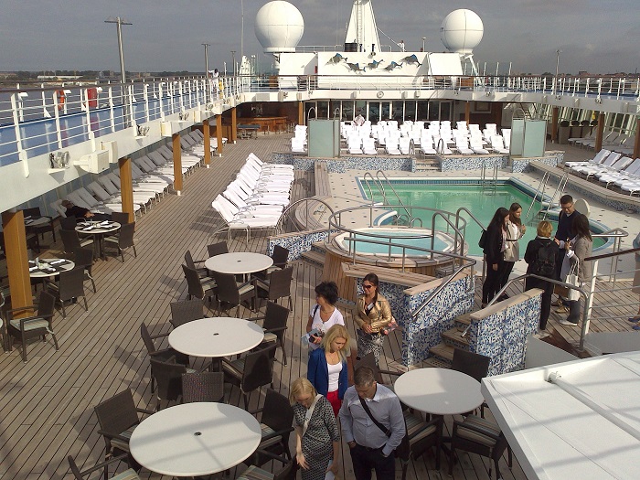 Инспектируем бассейн и лежаки.